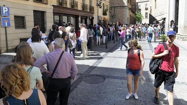 Turistas en las inmediaciones de la Catedral de Toledo