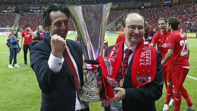 Emery y Castro, con el trofeo de la Europa League