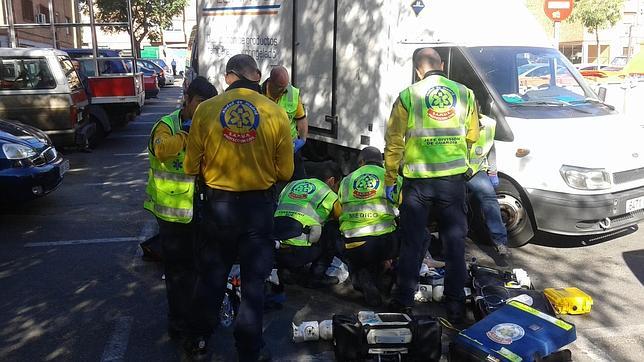 Muere un anciano al ser arrollado por una camioneta de reparto en San Blas