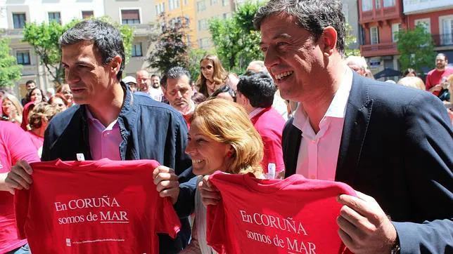 La candidata de La Coruña junto al secretario general Pedro Sánchez y el líder gallego Gómez Besteiro