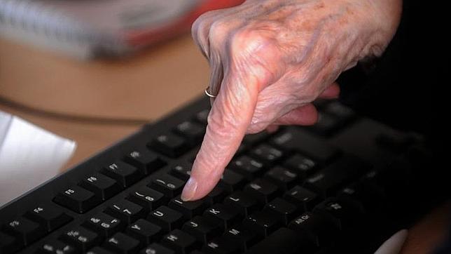 Una mujer mayor aprende a utilizar un ordenador