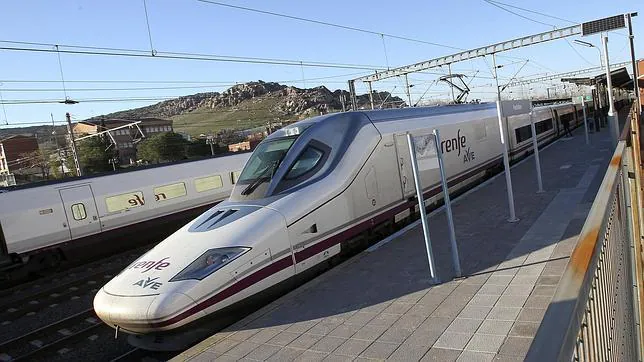 Tren de alta velocidad a su paso por Puertollano (Ciudad Real)