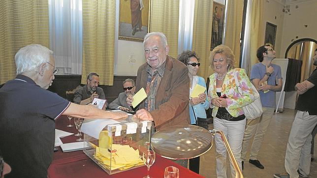 Enrique Tierno Pérez-Relaño, el nuevo presidente del Ateneo de Madrid, introduce su voto en la urna