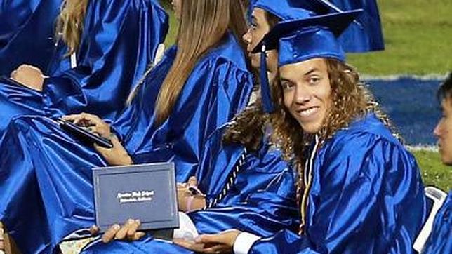 Joseph Baeta sonríe orgulloso tras su graduación