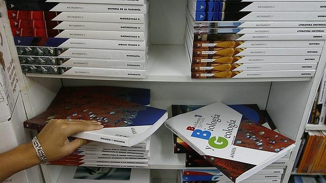 La defensora del Pueblo pone a Galicia como ejemplo de la reutilización de los libros de texto