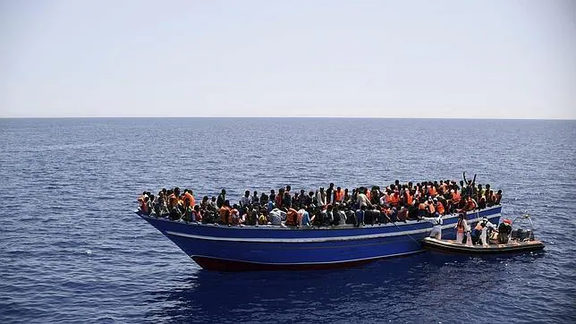 Fotografía facilitada por la ONG Médicos sin Fronteras (MSF) de las labores de rescate llevada a cabo por el buque de la ONG MY Phoenix de una barca llena de inmigrantes en el mar Mediterráneo el pasado 14 de mayo