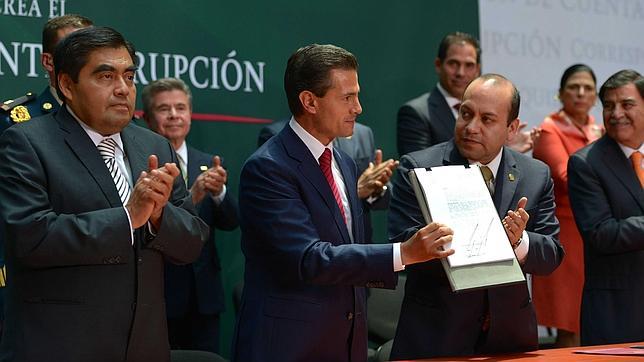 Peña Nieto promulga la reforma constitucional contra la corrupción en México