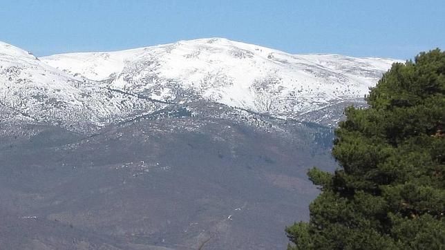 Muere un hombre de 50 años al chocar con su parapente contra el pico Nevero