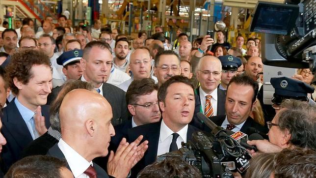 El primer ministro italiano, Matteo Renzi (c), se dirige a los medios tras una visita a una fábrica de la empresa automovilística Fiat Chrysler en Melfi