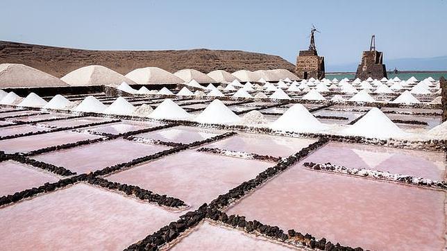 Salinas de Janubio: los Molinos, ya en desuso, permitían subir el agua del mar a los niveles superiores
