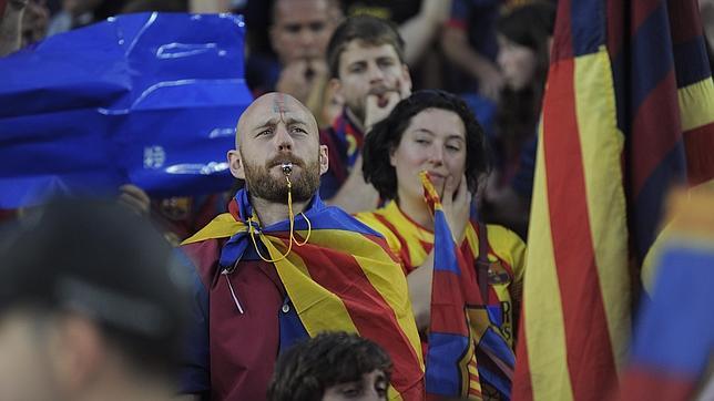 Un aficionado del Barcelona pita el himno español en el Camp Nou