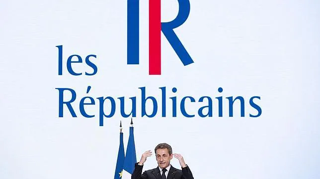 Sarkozy reprocha a Hollande que dé la mano a Castro y la espalda a Putin