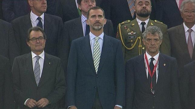 La alegre sonrisa de Artur Mas durante la pitada al himno de España