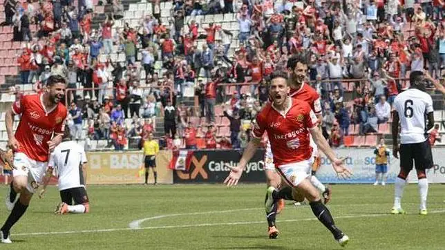 Los jugadores del Nàstic celebran un gol ante el Huesca
