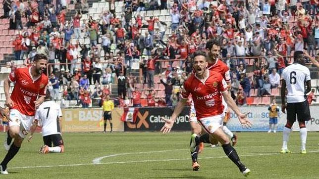 El Nàstic elimina al Huesca y regresa a la Liga Adelante