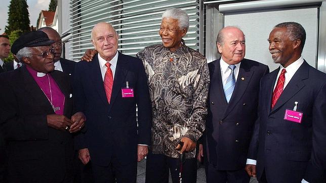 Fotografía de archivo fechada el 14 de mayo de 2004 que muestra al presidente de la FIFA, Joseph Blatter (3iL), junto a los miembros de una delegación sudafricana (i-d), el clérigo y pacifista Desmond Tutu, los expresidentes Frederik Willem De Klerk y Nelson Mandela