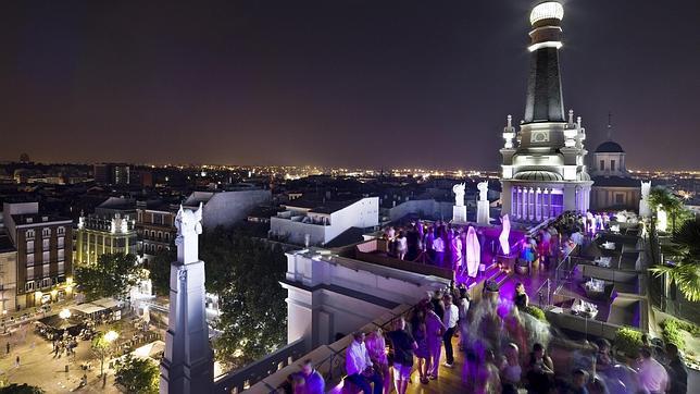 Situado en plena plaza de Santa Ana, este lugar es sinónimo de glamour