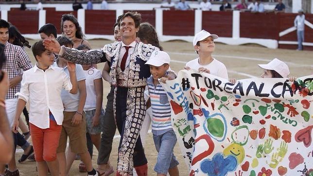 El Juli, pletórico, regala toreo y vida en su encerrona solidaria en Cáceres