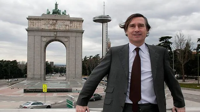 El concejal del PP Álvaro Ballarín posa para ABC ante el Arco y el Faro de Moncloa