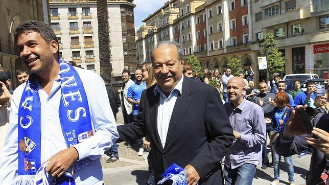 Carlos Slim llega para ver un encuentro del Real Oviedo