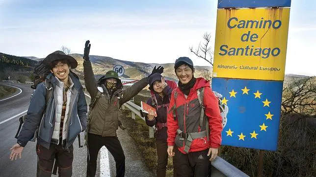 Cuatro peregrinos coreanos, a la salida de O Cebreiro (Lugo), en el Camino de Santiago