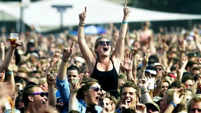 Jóvenes disfrutan con en el Festival de Roskilde, Dinamarca
