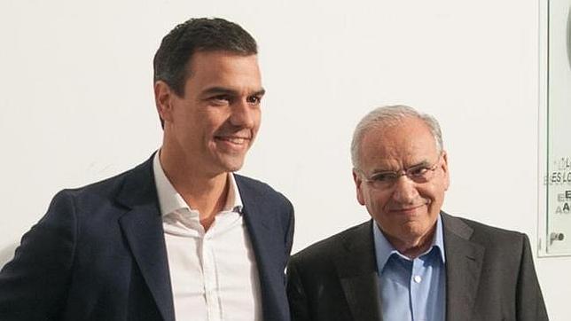 Pedro Sánchez y Alfonso Guerra en un acto del PSOE el pasado otoño