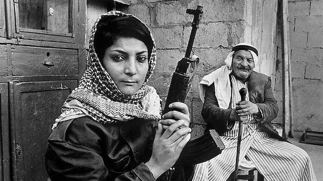 Leila Khaled con su abuelo en Beirut, en 1973
