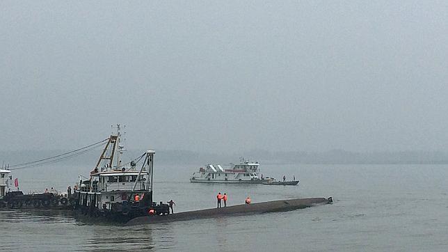 Se hunde un barco con más de 450 pasajeros en el río Yangtsé de China