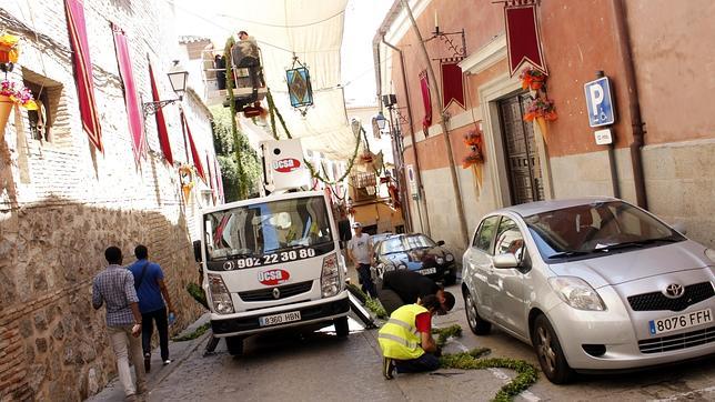 Cien floristas comienzan a decorar las calles para el Corpus de Toledo