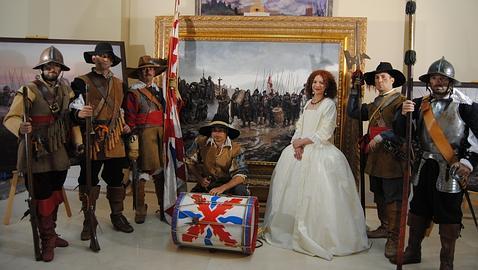 El Tercio de «Imperial Service», junto al cuadro de Dalmau sobre Empel