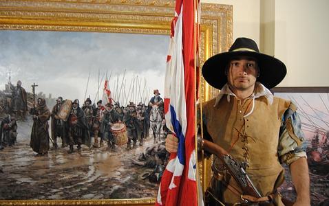 Bandera en ristre, un miembro de «Imperial Service» posa junto al cuadro