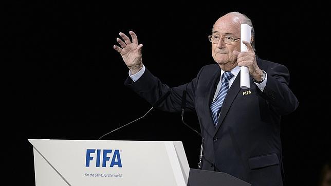 La presión derriba a Blatter