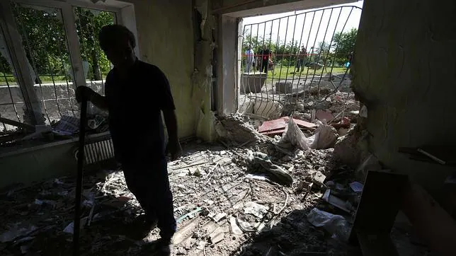 Un hombre camina sobre los escombros en un edificio destruido como consecuencia de los bombardeos entre las fuerzas ucranianas y los separatistas pro-rusos en la ciudad ucraniana oriental de Horlivka, Donetsk