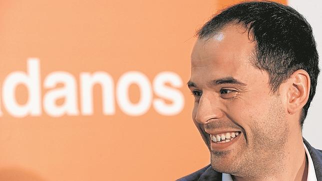 PSOE y Podemos maniobran para «hacer la pinza» a Cristina Cifuentes