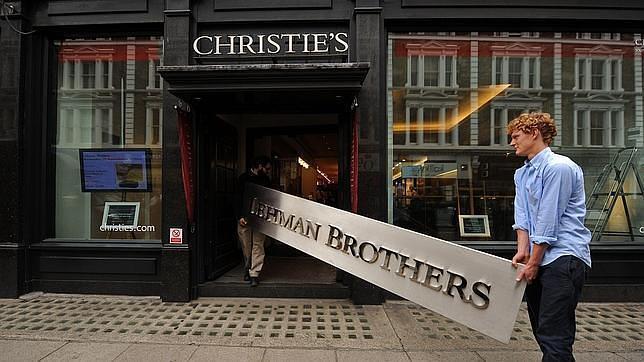 Una placa del gigante caído entrando en Christie's, en Londres