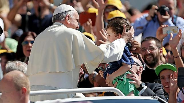 El Papa pide una «nueva ética civil» que frene el empobrecimiento de las familias