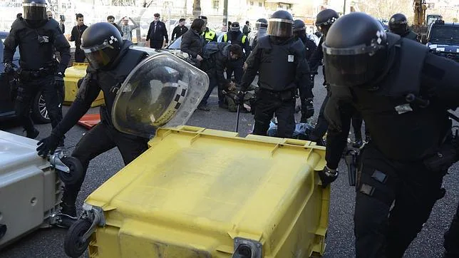 Agentes de las UCS retiran una barricada en un desahucio, el pasado febrero