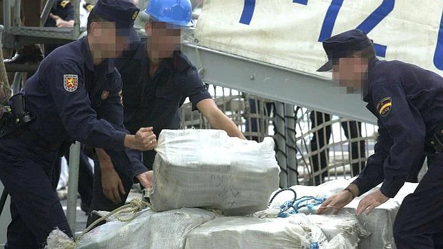 Agentes de Policía descargan fardos de droga de un barco en Las Palmas de Gran Canaria