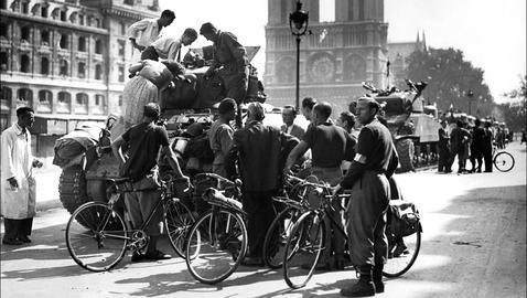 Los parisinos curiosean un carro de combate «Sherman»