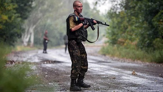 Un soldado ucraniano combate en Donetsk