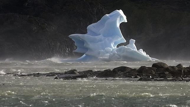 Vista de un témpano de hielodesprendido del Glaciar Grey, en el Parque Natural Torres del Paine,en Puerto Natales, 3.100 kilómetros al sur de Santiago (Chile).
