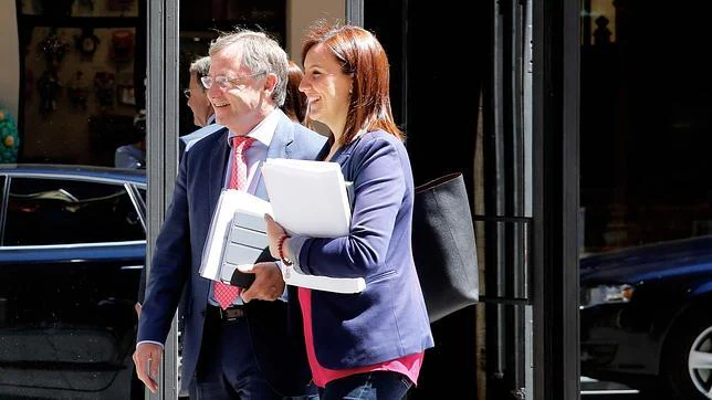 Juan Carlos Moragues y María José Catalá, este viernes tras el pleno del Consell