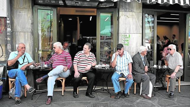 Clientes de un cafetería en Atenas