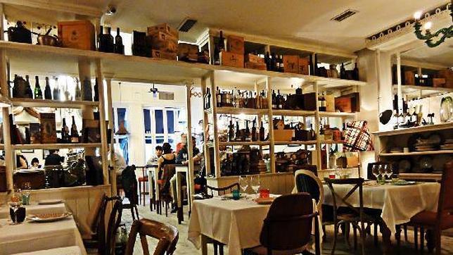 La decoración ecléptica que presenta el local llama la atención nada más entrar