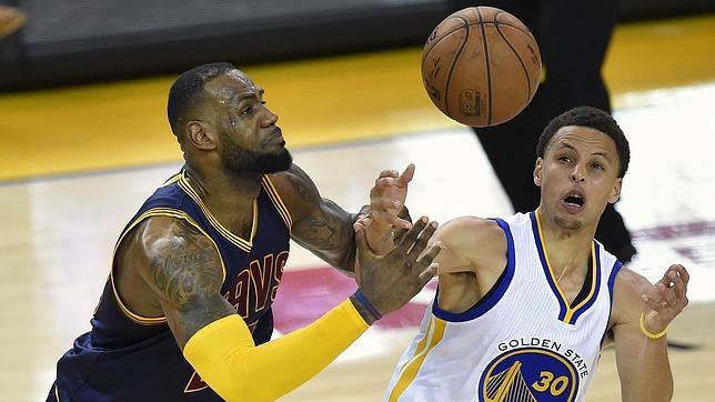 Los Warriors golpean primero en la final