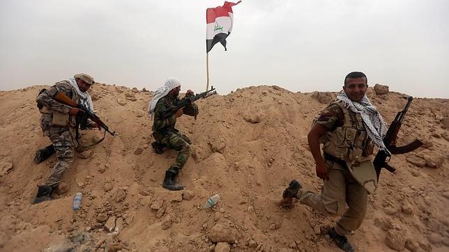 Un grupo de milicianos chiíes combate en la provincia de Al Anbar