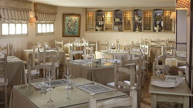 El restaurante del hotel de nombre homólogo cuenta con una excelente ubicación en el puerto