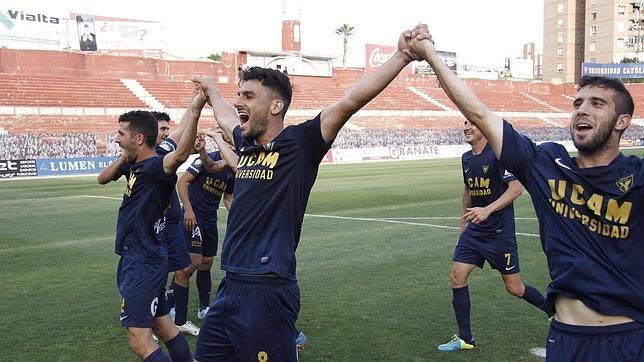 Los jugadores del UCAM Murcia celebran la clasificación ante el Real Unión