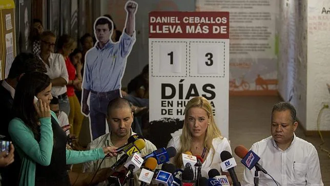 Lilian Tintori, esposa de Leopoldo López, durante una rueda de prensa en Caracas para hablar de la situación de los presos políticos en huelga de hambre